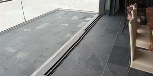 Плитка для интерьера и экстерьера из камня RKS SLATE Сланец Brazil Black Natural фото балкона
