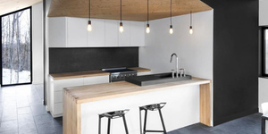 Пол на кухне из черной плитки натурального сланца RKS SLATE Brazil Black Natural (1)