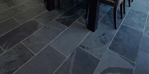 Пол на кухне из черной плитки натурального сланца RKS SLATE Brazil Black Natural (2)