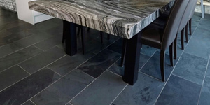 Пол на кухне из черной плитки натурального сланца RKS SLATE Brazil Black Natural (5)