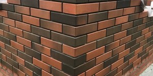 Кирпич облицовочный ЛСР Красный Флэшинг процесс кладки фасада (6)