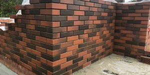 Кирпич облицовочный ЛСР Красный Флэшинг процесс кладки фасада (7)