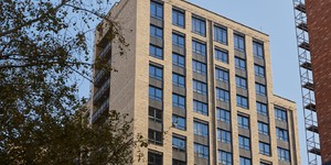 Клинкерный кирпич ЛСР Стокгольм гладкий сочетание кирпичей разных оттенков на фасаде (1)