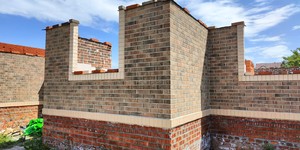 Отделка фасада кирпичом ЛСР Красный флеш ультра с пепельной посыпкой в Курске (4)
