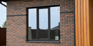 Фасад из кирпича ЛСР Светло коричневый флеш руст и цоколь из черного матового кирпича Рейкьявик в Курске (4)
