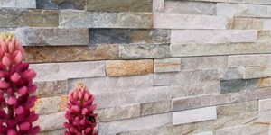 3D панели из натурального камня Кварцит Beige Quartz Classic от бренда  RKS SLATE акцентная стена из камня в интерьере фото