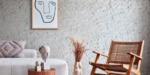 Каменная стена в интерьере фото 3D панели RKS SLATE Кварцит White Quartz Classic купить камень для стен с доставкой (10)