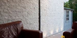 Каменная стена в интерьере фото 3D панели RKS SLATE Кварцит White Quartz Classic купить камень для стен с доставкой (7)