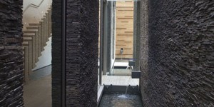 Каменные стены в интерьере идеи фото 3D панели RKS SLATE Сланец Black Pencil заказать (4)