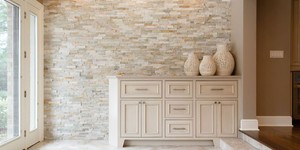 Камень для стен в интерьере фото проекта с применением 3D панели Сланец Beige Slate от бренда RKS SLATE (2)