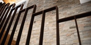 Каменная стена у лестницы заказать 3D панели RKS SLATE Кварцит Beige Slate (5)