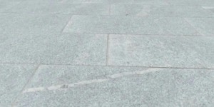 Гранитная плитка RKS SLATE Грей Пёрл (Grey Pearl), Термообработанная 600х300х30 (фотоотзыв, крыльцо) БГТУ Шухова Белгород (3)
