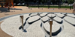 Плитка и брусчатка Камбулатовская в сочетании с Брусчаткой из Песчаника Belgian Grey от RKS SLATE фото Фонтана в Белгороде (4)