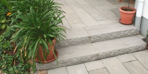 Ступени в ландшафте облицованные Плиткой из песчаника RKS SLATE Belgian Grey лучшее решение для мощения (3)