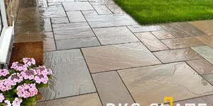 Фото дворовой территории из каменной плитки  песчаник RKS SLATE Belgian Multi заказать с доставкой (6)